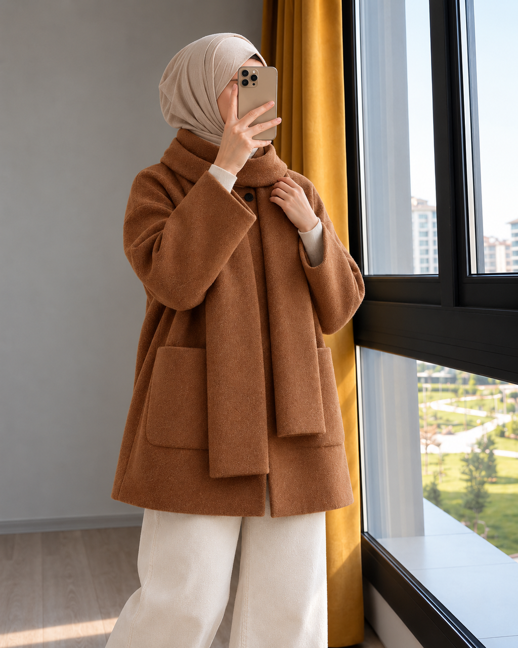 Scarf Jacket ONA بلون كونياك مع الشال، جاكيت واسع بجيوب مع سروال فاتح