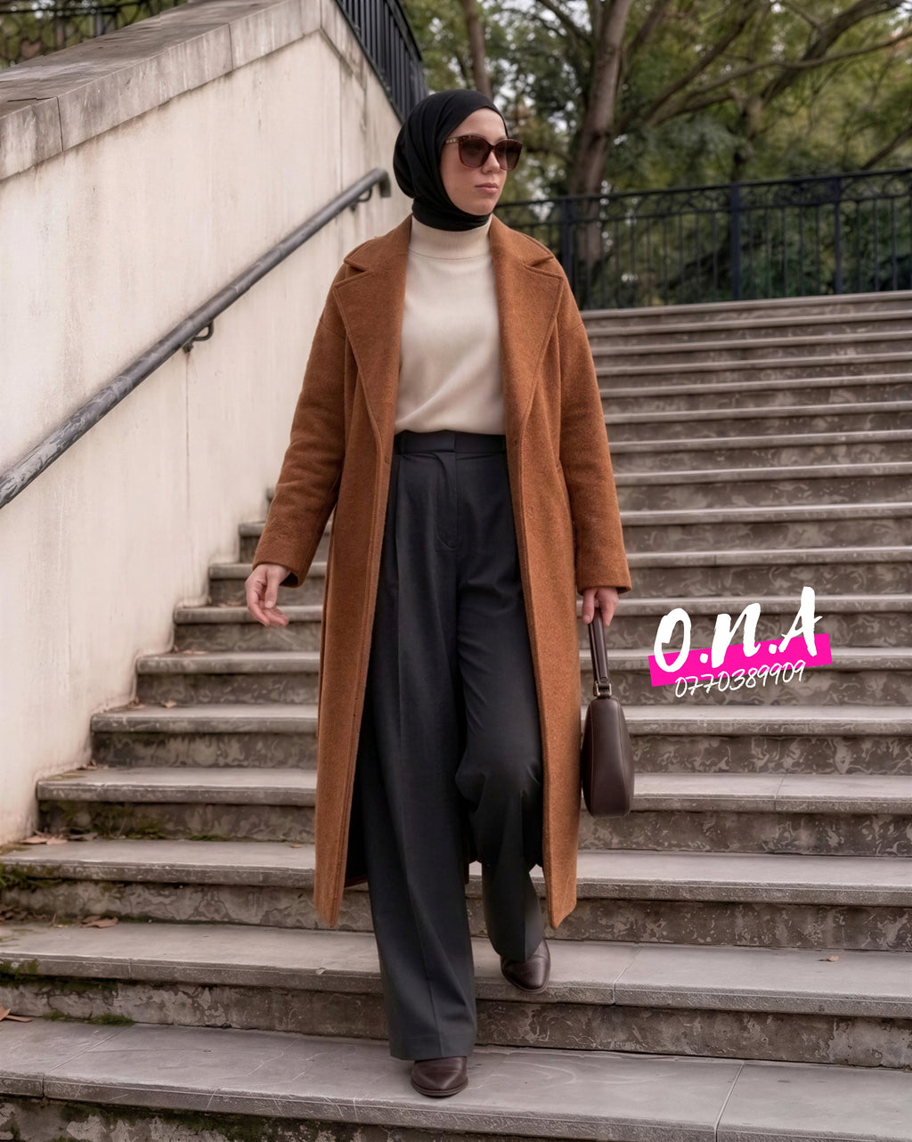 Manteau Héritage ONA marron cognac porté ouvert en extérieur, vue de face