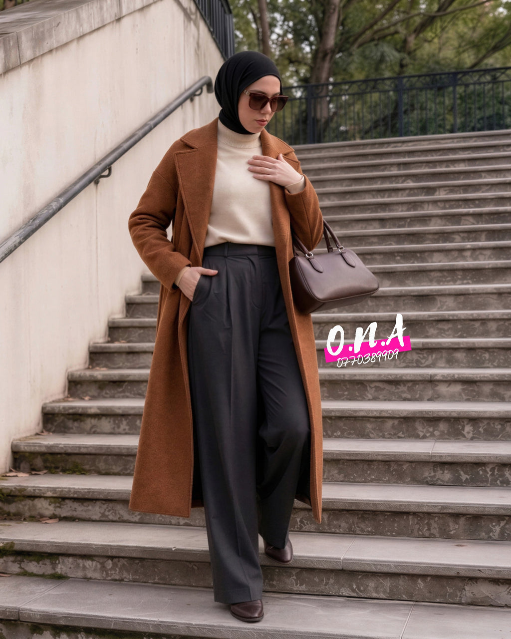 Manteau Héritage ONA marron cognac porté en extérieur, vue trois-quarts et poche