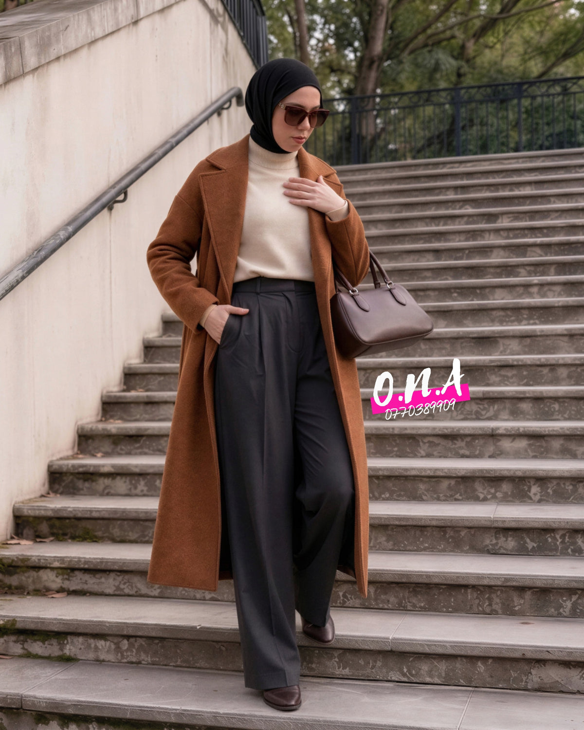 Manteau Héritage ONA marron cognac porté en extérieur, vue trois-quarts et poche