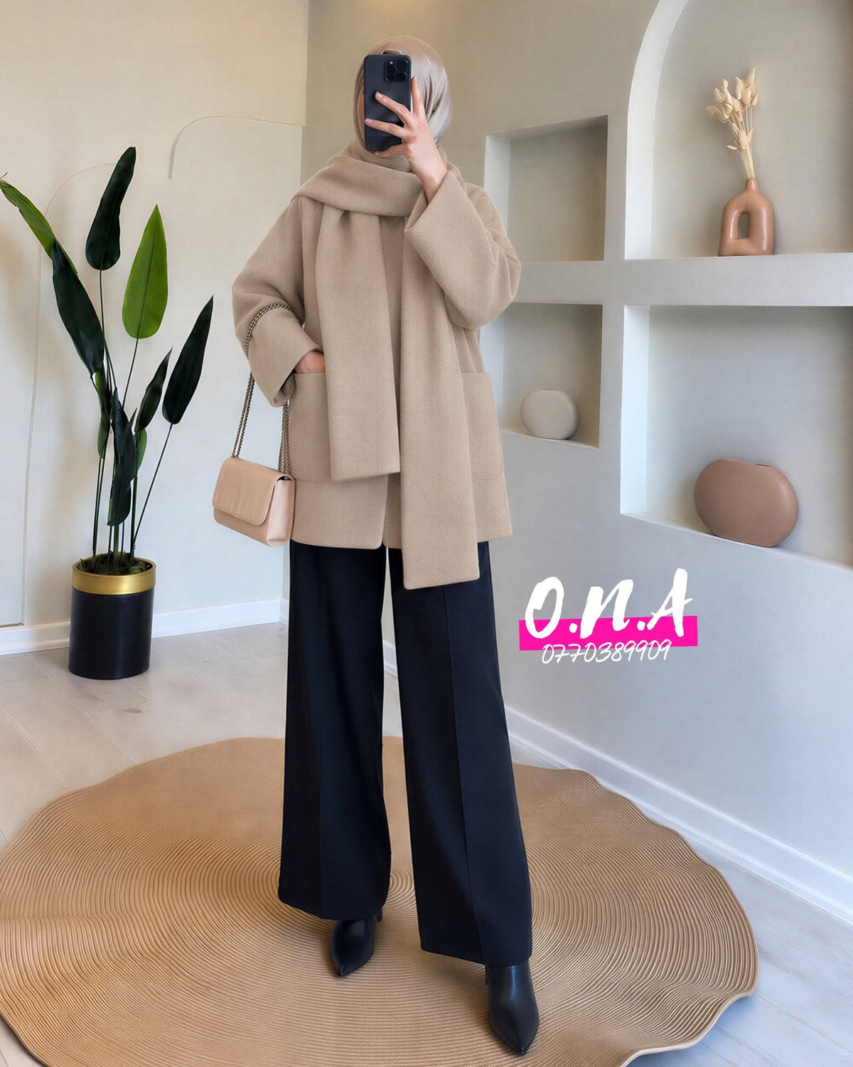 Veste SCARF JACKET beige portée avec son châle assorti